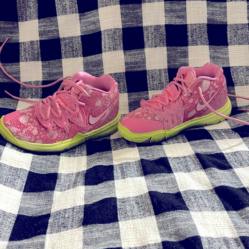 COPY - Boys Basketball sneaker - Kyrie 5 SpongeBob Patrick Size- US 11c - Used